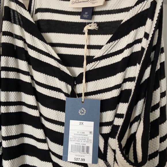 Universal Threads Black and white wrap dress - Picture 4 of 5